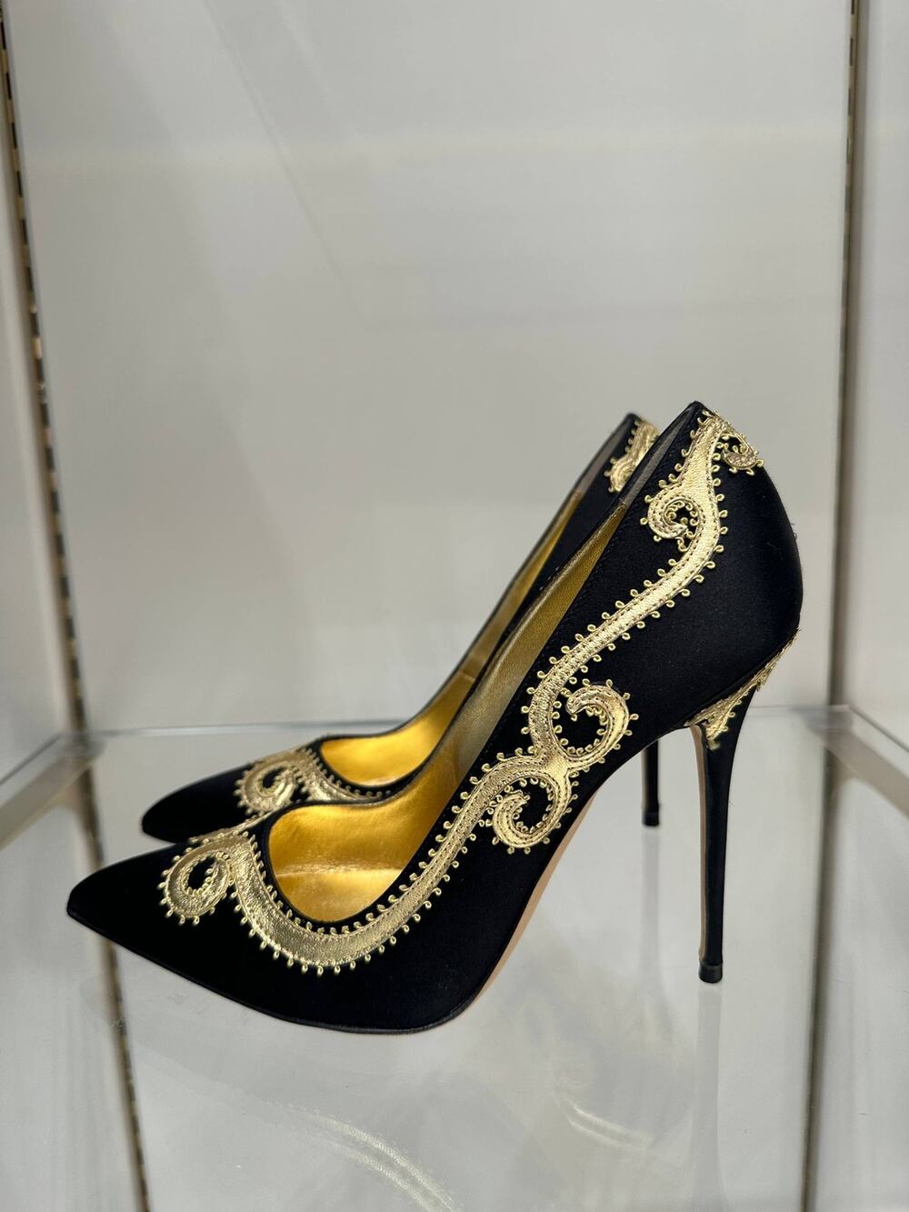 Manolo Blahnik Black & Gold Paisley Satin Pumps - Size 39